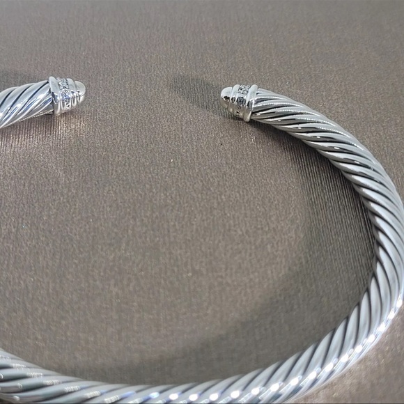 Elegant Silver-Toned Women´s Bracelet